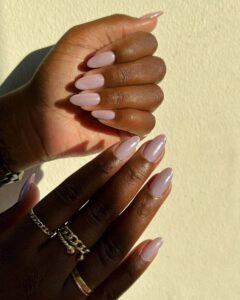 Unha amendoada - marca desconhecida (Pinterest)