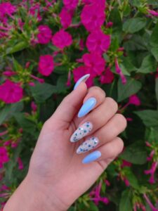 Unha azul-claro clássico (Pinterest)