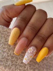 Unhas Amarelas com flores