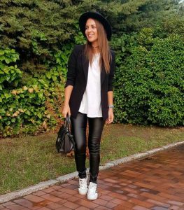 Calça de couro com blusa branca (Pinterest)