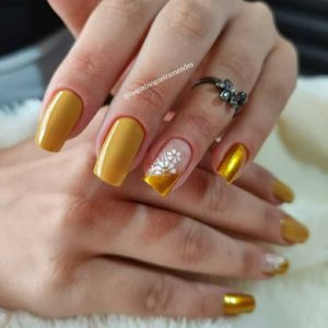 Unha Amarela com detalhes floridos - marca e cor desconhecidos (Pinterest)