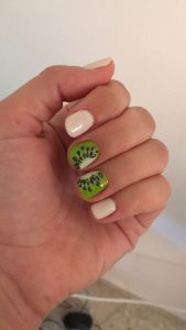 Unhas com Kiwis em metade (Pinterest)