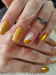 Unha Amarela com detalhes floridos - marca e cor desconhecidos (Pinterest)