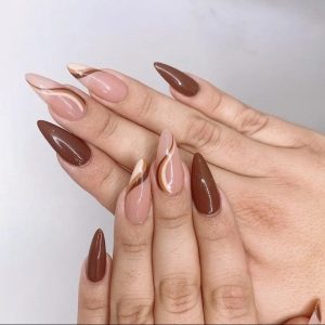 unhas em tom marrom decoradas
