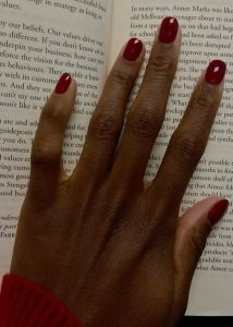 Vermelho cereja é uma das cores de esmalte indicadas para mulher 50+