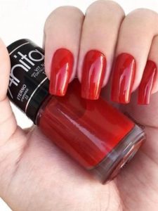 Unhas vermelhas clássicas brilhantes - Eterno - Anitta (Pinterest)