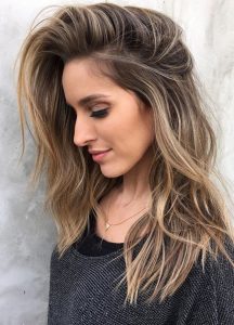 mulher com mechas shatush