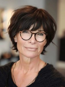 Corte curto em camadas com franja cortina (Pinterest)