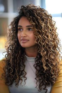 Mechas Douradas em cachos (Pinterest)