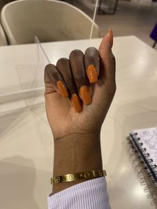 Unhas caramelo - cor e marca desconhecidos (Pinterest)