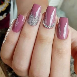 Unhas com pedras (Pinterest)