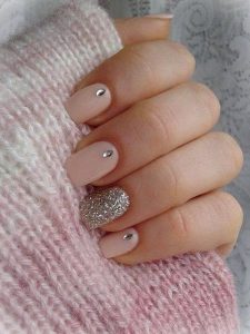 unha com glitter e pedras