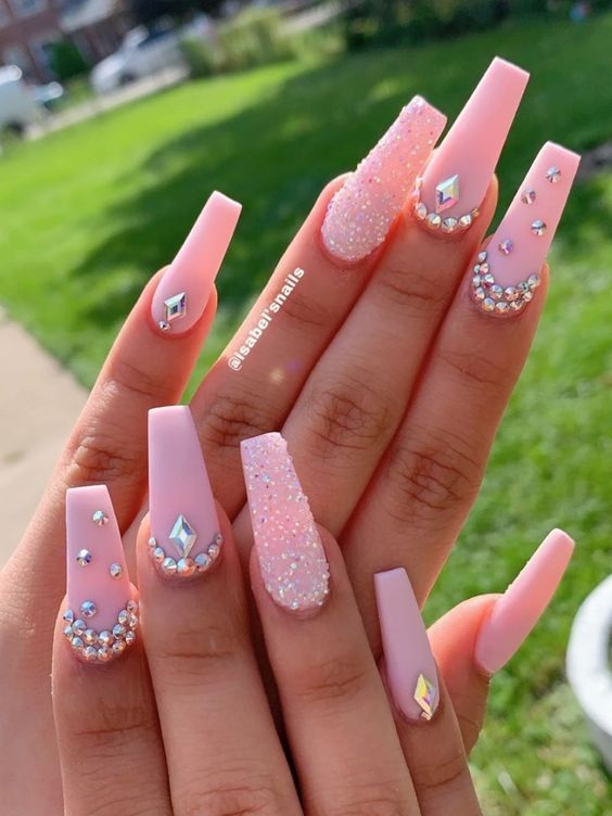 unhas em rosa-claro com pedras e textura