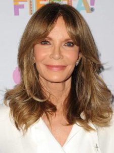 mulher madura com cabelo em camadas com mechas e franja cortina