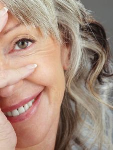 mulher madura com cabelo grisalho sorrindo