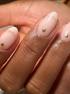 unhas neutras com ponto dourado