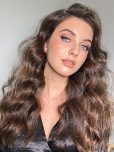 cabelo ondulado longo e volumoso