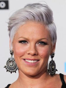 cabelo pompadour com divisão lateral