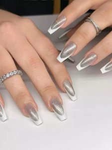 francesinha branca em unhas prateadas