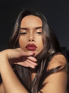 mulher com lábios destacados com gloss