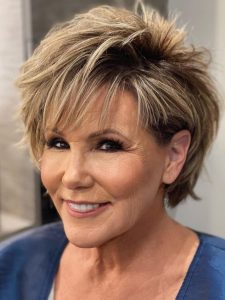 mulher com mechas suaves no cabelo