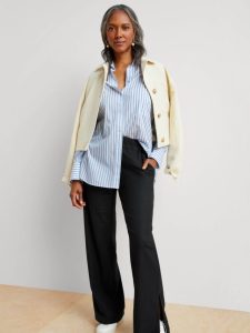 mulher madura com camisa listrada