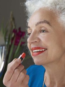 cropped-mulher-madura-de-cabelo-grisalho-aplicando-batom.jpg