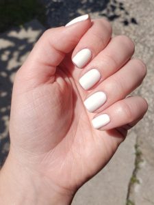 unhas curtas brancas