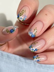 unhas decoradas com flores delicadas