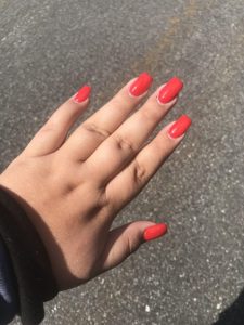 unhas vermelho-tomate
