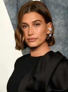 mulher com cabelo em corte bob italiano