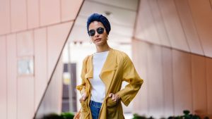 mulher de casaco leve em tom amarelo