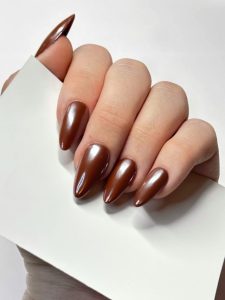unhas marrons glaceadas