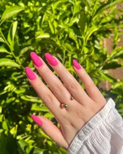 unhas rosa vibrante