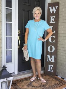 mulher madura com vestido camisa