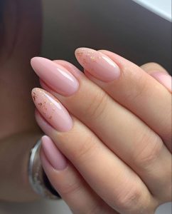 unhas de manequim com detalhes dourados