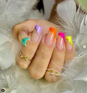 Francesinha vibrante neon