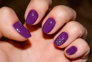 cores de Unhas fora de moda 2025 roxo escuro