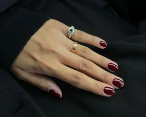 unhas curtas vermelho escuro
