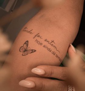 Frases na tatuagem