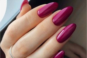 Unhas vermelhas marsala