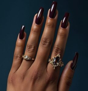 Unhas vermelho vinho
