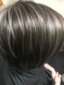 mechas claras e escuras nos primeiros fios grisalhos