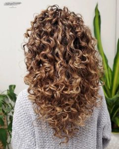 Cabelo cacheado com Corte em V