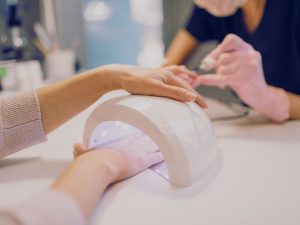 Roxo intenso é cor incrível com unhas compridas com elegância