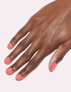 Unhas curtas com esmalte rosa pêssego