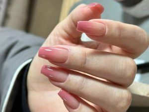 Unhas rosa para o outono