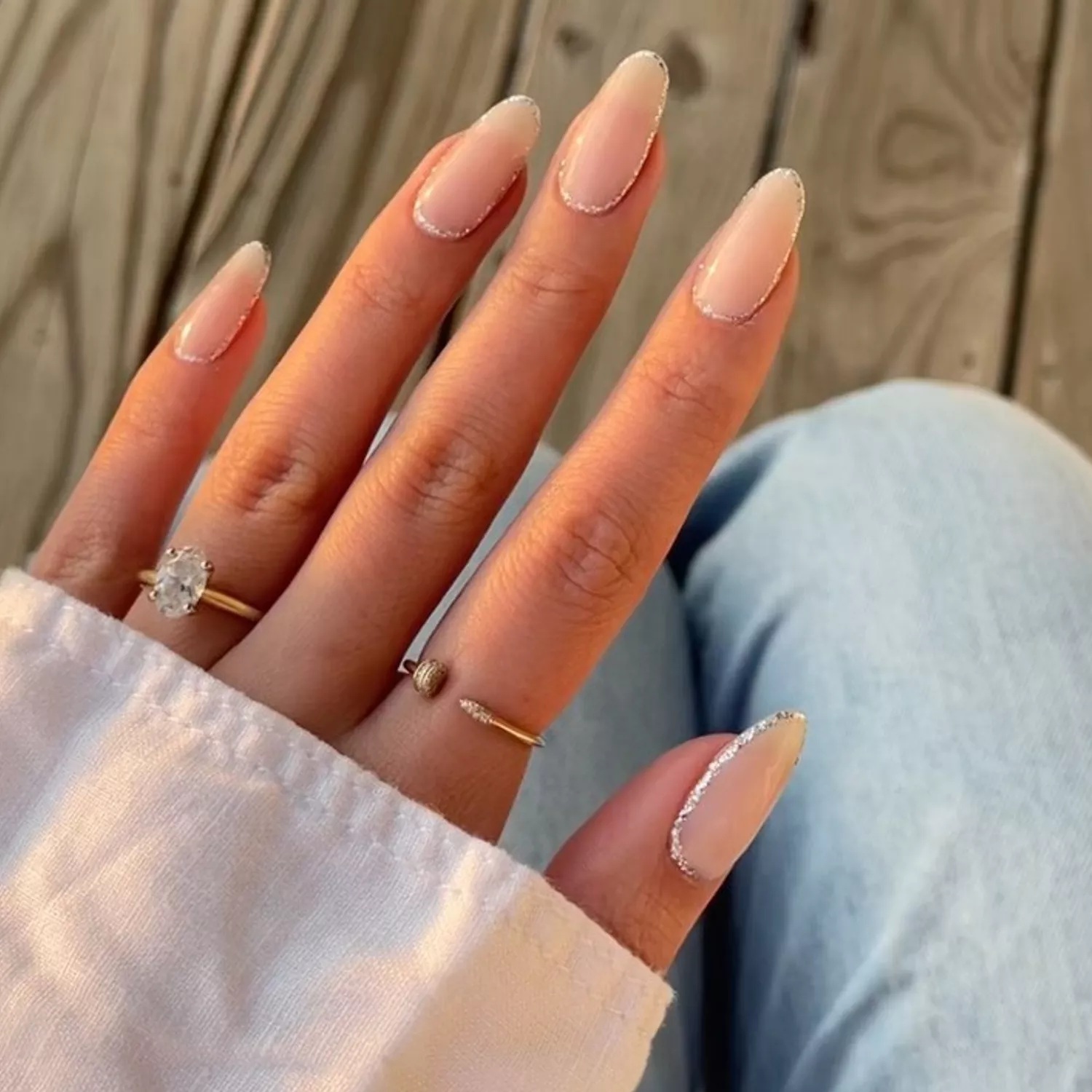 glitter ao redor de unhas minimalistas