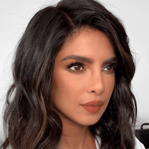 mulher com batom em cor laranja queimado