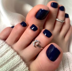 unhas dos pés azul escuro